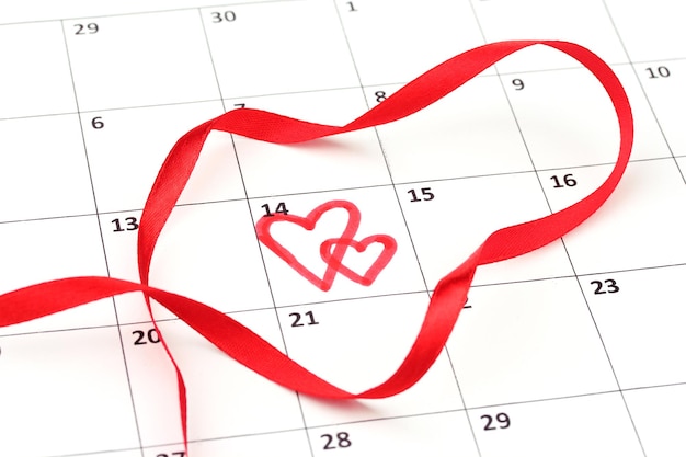 Pagina del calendario con cuori e nastro il giorno di San Valentino