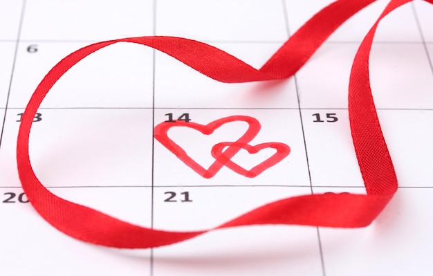 Pagina del calendario con cuori e nastro il giorno di San Valentino
