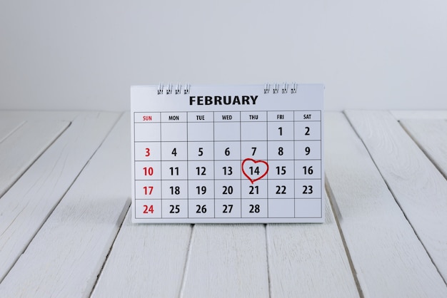 Pagina del calendario con una mano rossa scritta cuore evidenziare il 14 febbraio del giorno di San Valentino