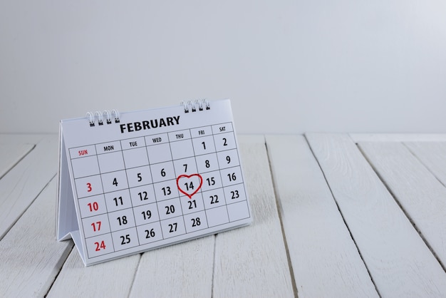 Pagina del calendario con una mano rossa scritta cuore evidenziare il 14 febbraio del giorno di San Valentino