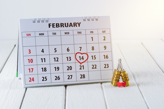 Pagina del calendario con una mano rossa scritta cuore evidenziare il 14 febbraio del giorno di San Valentino