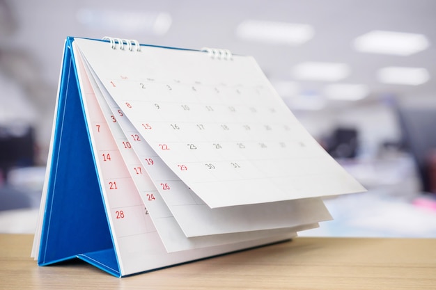 Pagina del calendario lanciando sul tavolo dell'ufficio