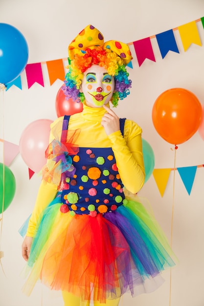 Pagliaccio divertente a una festa colorata