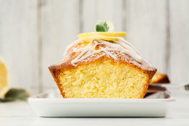 Pagnotta al limone con glassa bianca su legno