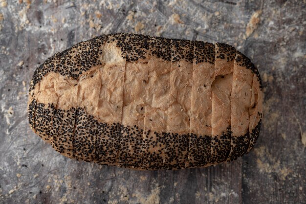 Pagnotta del pane di cereale dell&#39;oro sulla tavola di legno