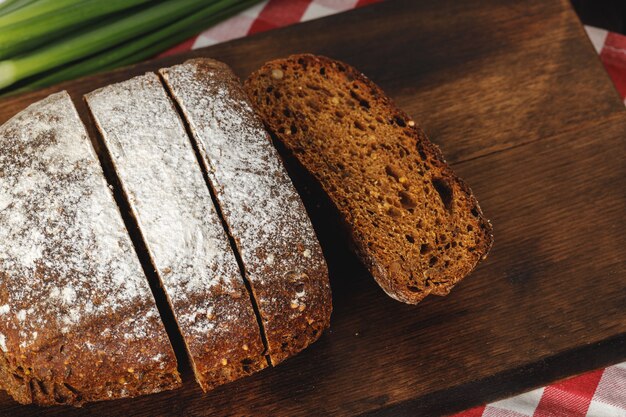 Pagnotta di pane affettata sul bordo di legno