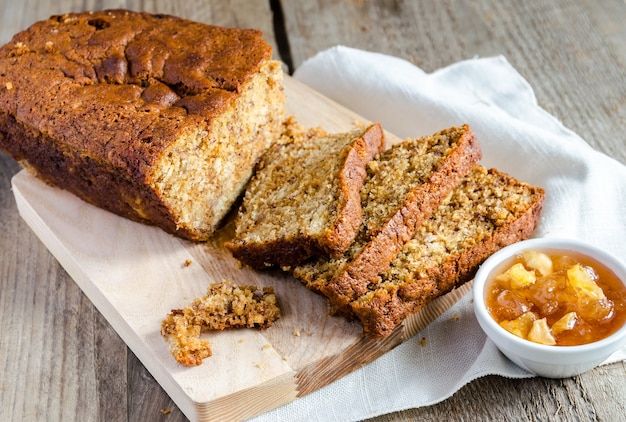 Pagnotta di pane alla banana con confettura di mele