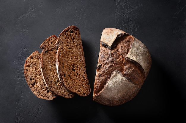 Pagnotta di pane appena sfornato con farina di canapa sul nero