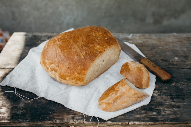 Pagnotta di pane appena sfornato sul tavolo della cucina