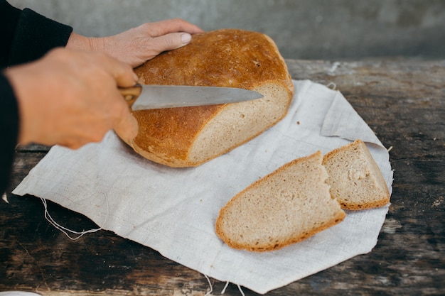 Pagnotta di pane appena sfornato sul tavolo della cucina