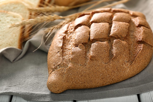 Pagnotta di pane appena sfornato sul tavolo