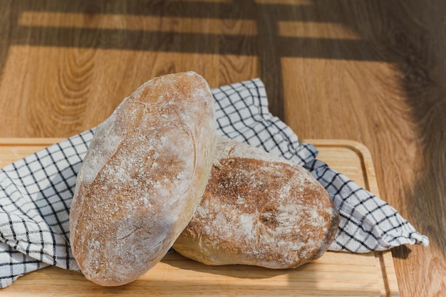 Pagnotta di pane artigianale appena fatto in casa su tavola di legno