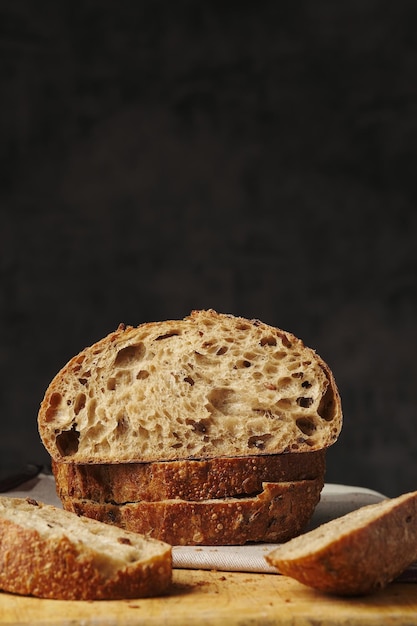 Pagnotta di pane artigianale con aggiunta di grani Pagnotta a fette cornice verticale Pane sano dal forno