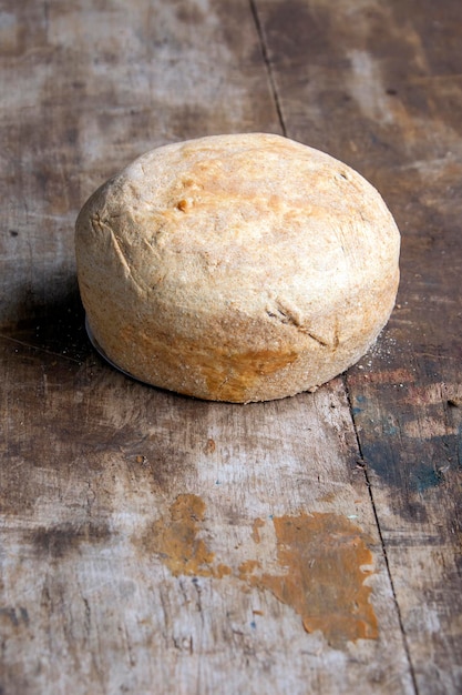 Pagnotta di pane bianco su un tavolo di legno