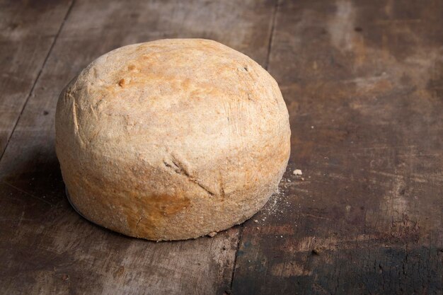 Pagnotta di pane bianco su un tavolo di legno