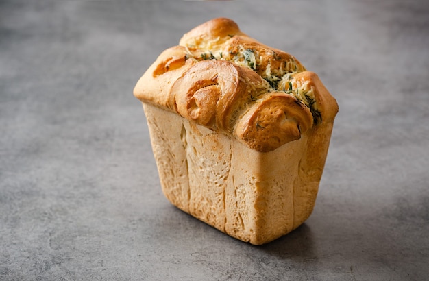 Pagnotta di pane bianco sul tavolo. Sfondo neutro