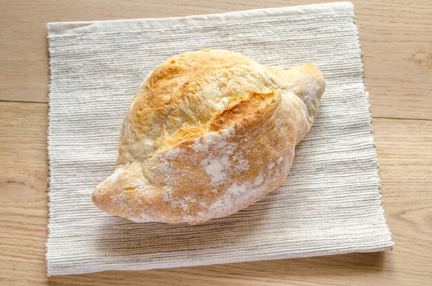 Pagnotta di pane bianco sulla tavola di legno