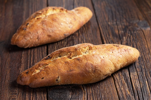 Pagnotta di pane ciabatta sulla tavola di legno si chiuda