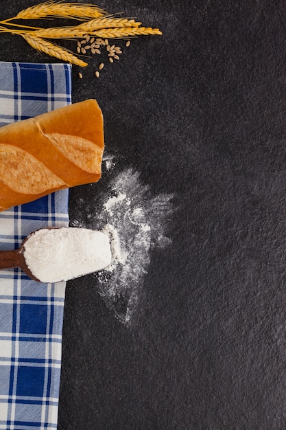 Pagnotta di pane con chicchi di grano e farina