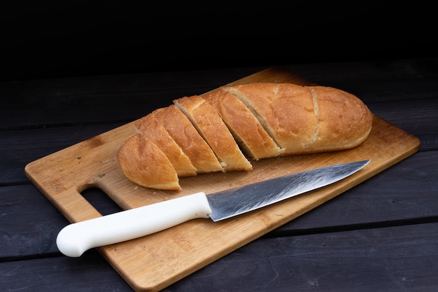 Pagnotta di pane con un coltello