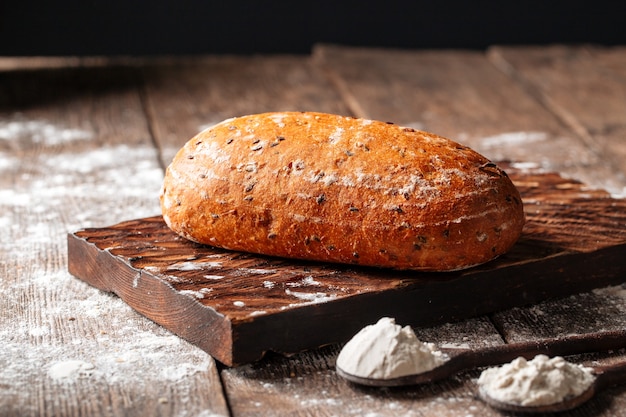 Pagnotta di pane di frumento bianco su una tavola di legno