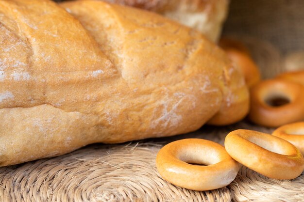 Pagnotta di pane di grano bianco, bagel e focacce. Avvicinamento. Panetteria casalinga. Fatti in casa