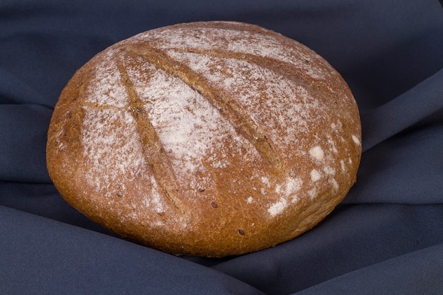 Pagnotta di pane di grano saraceno su sfondo scuro. Vista dall'alto