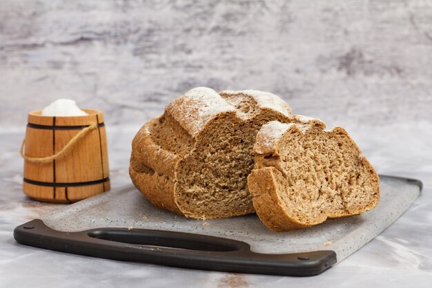 Pagnotta di pane di segale su un tagliere