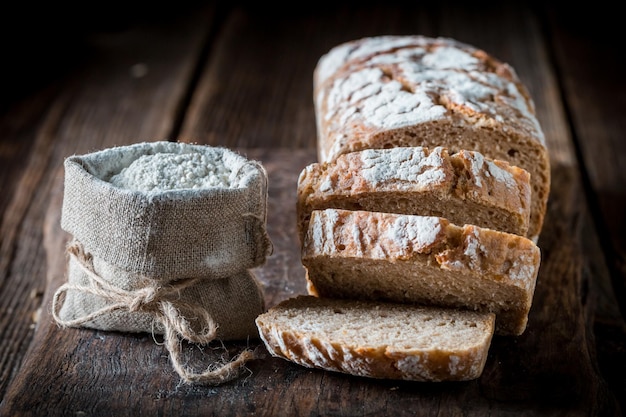 Pagnotta di pane fatta in casa con cereali integrali per la colazione