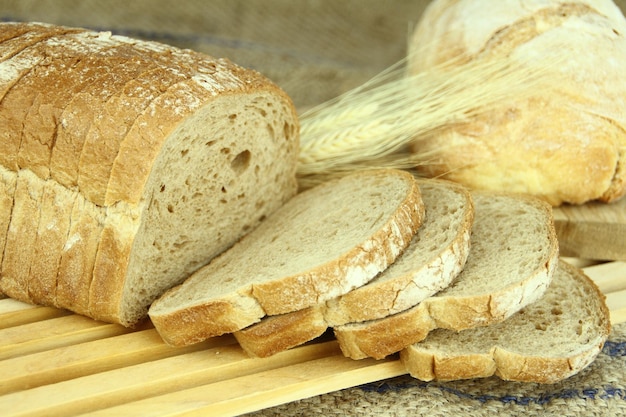 Pagnotta di pane fresco a fette