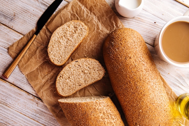 Pagnotta di pane grigio a fette su carta pergamena