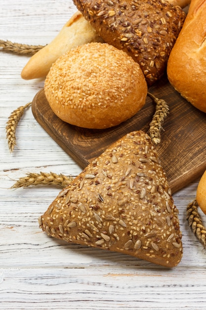 Pagnotta di pane integrale casalinga al forno su fondo di legno