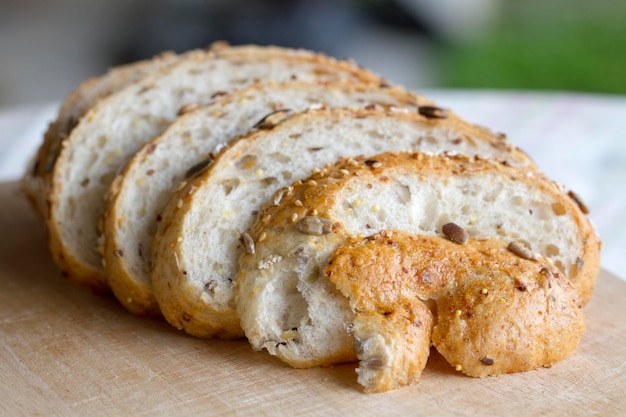 Pagnotta di pane integrale tagliato a fette