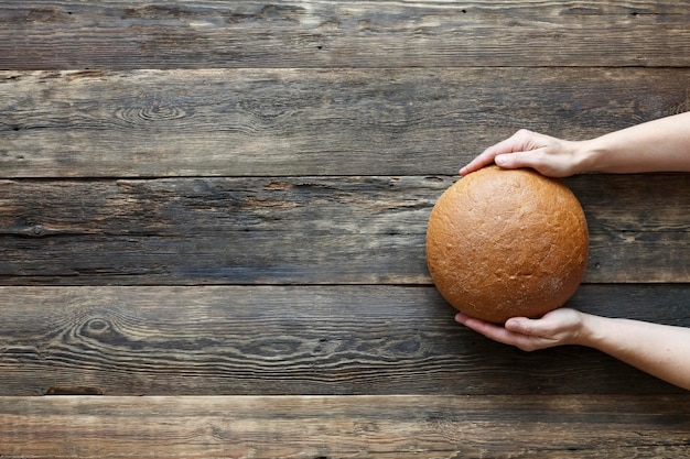 Pagnotta di pane nero nelle mani della donna