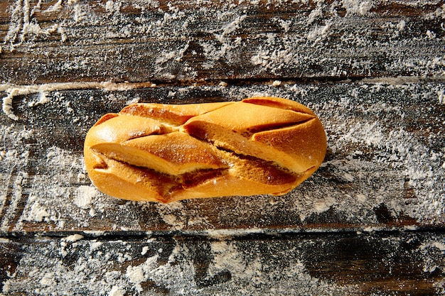 Pagnotta di pane rustica in legno e farina di frumento