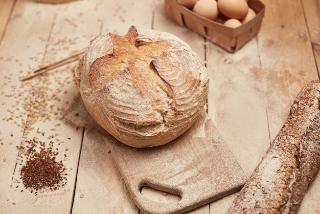 Pagnotta di pane su fondo in legno cibo closeup Pane al lievito Pane azzimo