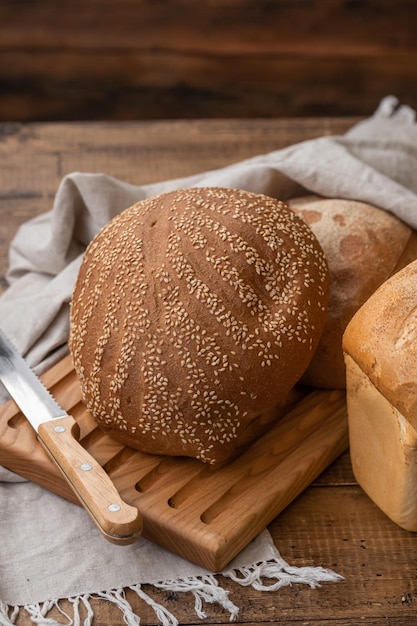 Pagnotta di pane su schiuma di legno