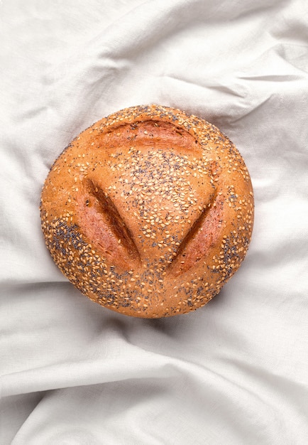 Pagnotta di pane su tessuto di lino bianco