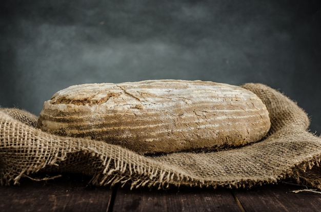 pagnotta di pane su un tavolo di legno