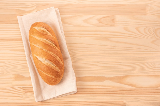 Pagnotta di pane sul fondo della tavola in legno. Pane intero. Modello ricetta del pane fatto in casa. costo del pane a seconda