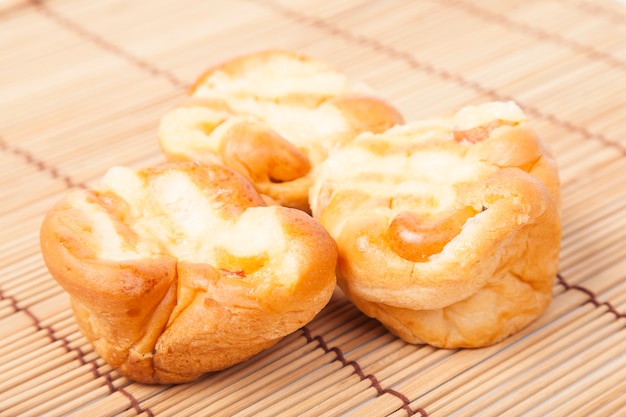 Pagnotta di pane sul piatto di legno