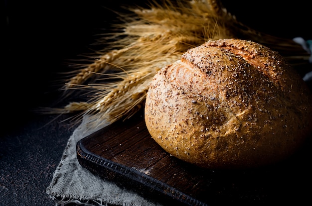 Pagnotta di pane sul tavolo nero