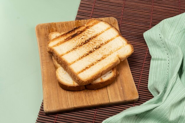 Pagnotta di pane tostato sopra la tavola di legno