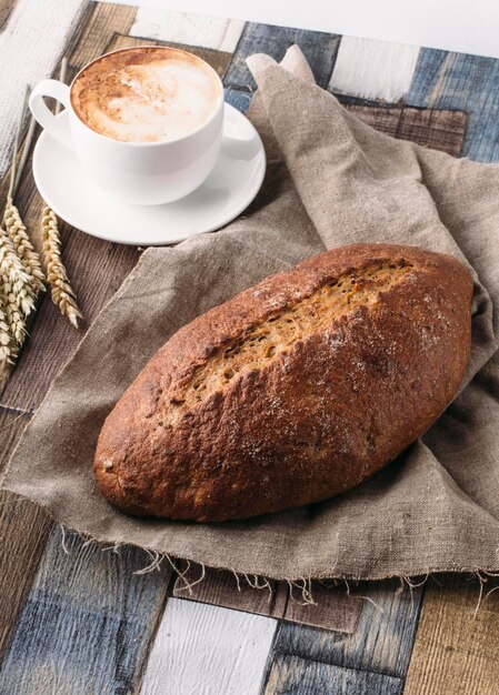 pagnotta fresca di pane e caffè