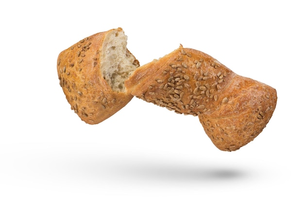 Pagnotta fresca di pane leggero su uno sfondo bianco isolato Concetto di cibo sano Una pagnotta rotta a metà isolata su uno sfondo bianco getta un'ombra Vista laterale