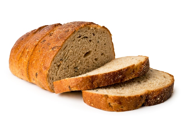 Pagnotta nera di pane tagliato a pezzi su uno sfondo bianco