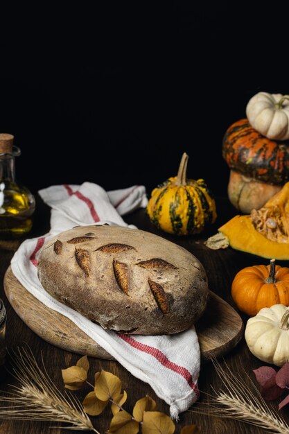 Pagnotta organica del pane di zucca di lievito naturale sulla tavola di legno scura