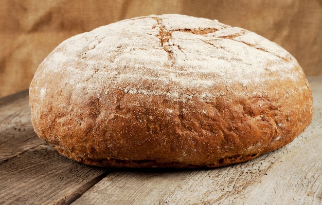 Pagnotta rotonda di pane nero