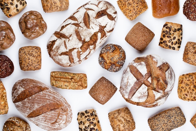 Pagnotte di pane e focacce croccanti rustiche dell'oro su legno.