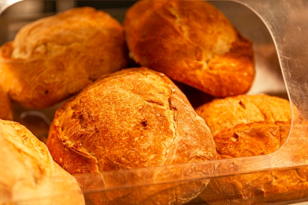 Pagnotte di pane fresco sul bancone di un negozio Dolci tradizionali deliziosi Primo piano